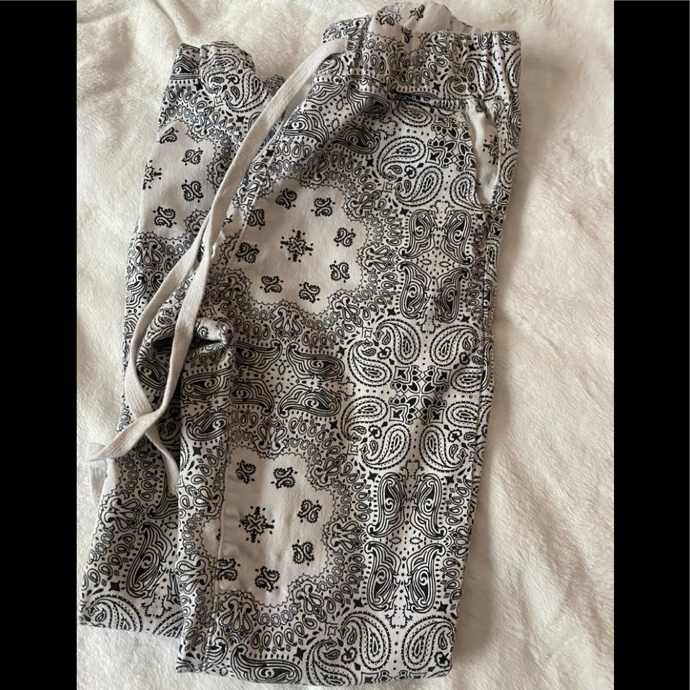 Juniors  size 3-4 VIP leggings with elastic ankle bottoms.
